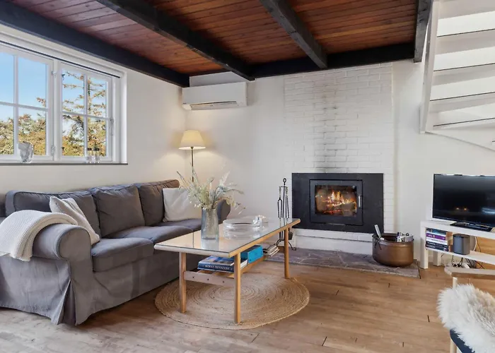 Charming Summer House Near Town And Casa vacanze Blokhus